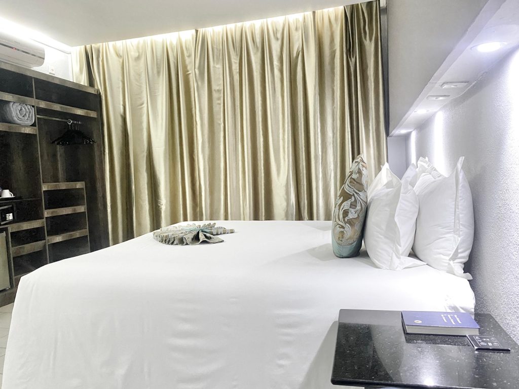 urban-bliss-standard-room-king-bed-kabwe.jpg
